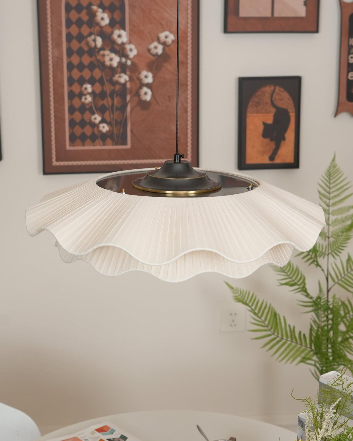 Lámpara colgante LED Nimbo sobre una mesa de comedor – imagen 12