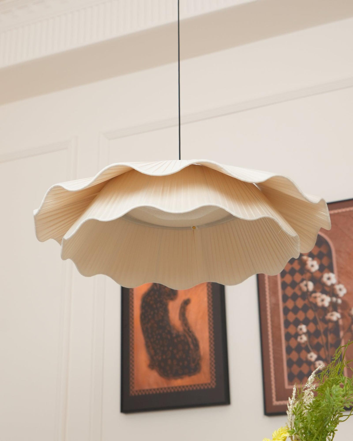 Lámpara colgante LED Nimbo sobre una mesa de comedor – imagen 13