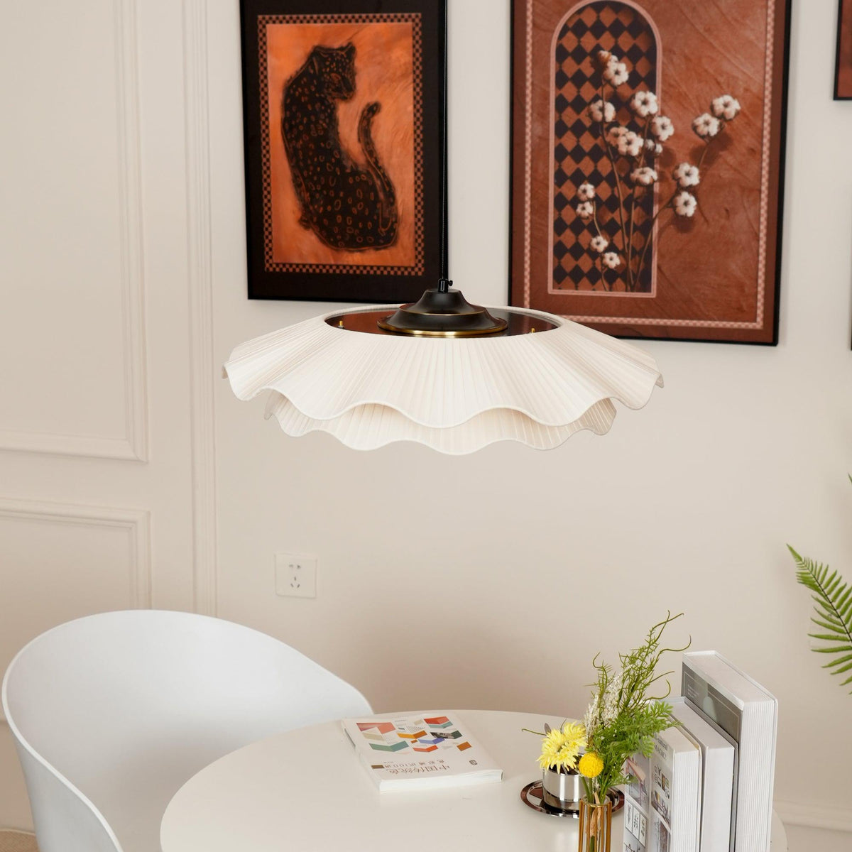 Lámpara colgante LED Nimbo sobre una mesa de comedor – imagen 7