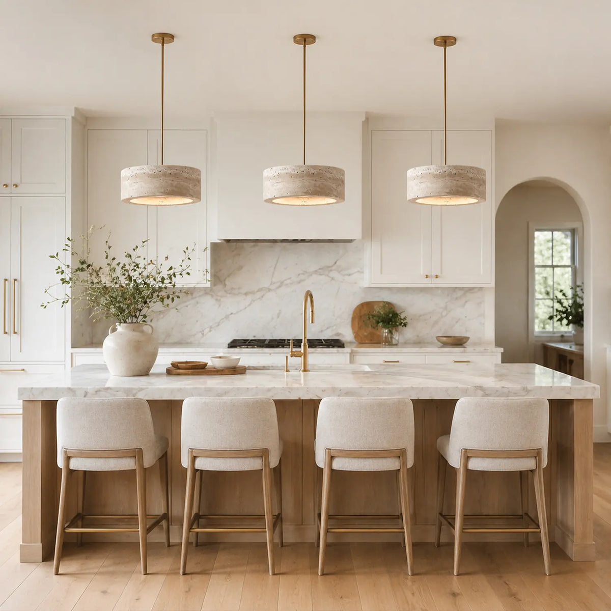 Lámpara colgante de travertino Rodela sobre una mesa de comedor – imagen 17