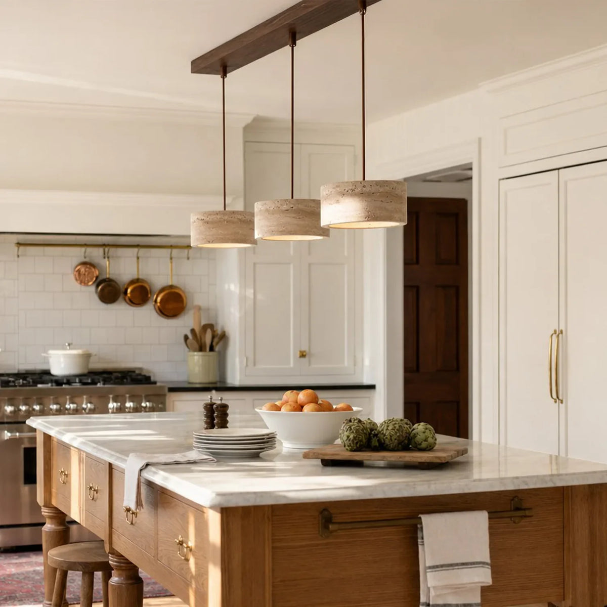 Lámpara colgante de travertino Rodela sobre una mesa de comedor – imagen 18