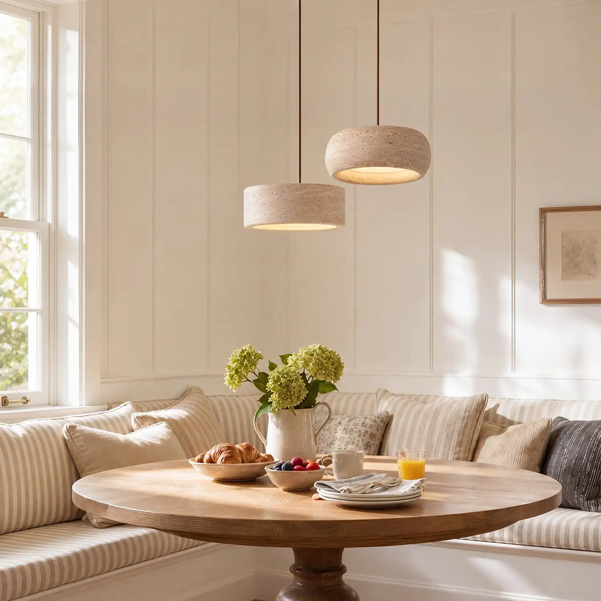 Lámpara colgante de travertino Rodela sobre una mesa de comedor – imagen 4