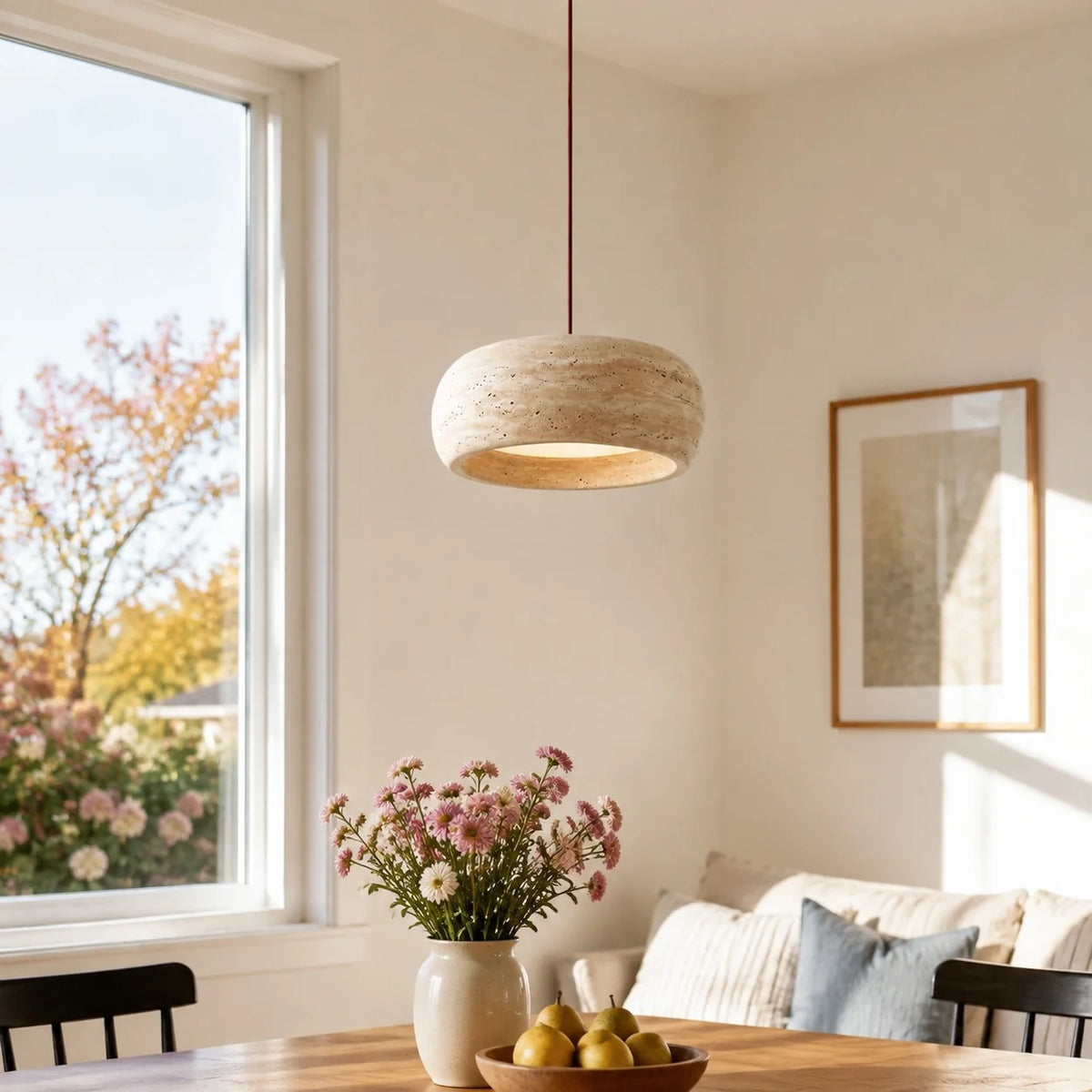 Lámpara colgante de travertino Rodela sobre una mesa de comedor – imagen 5