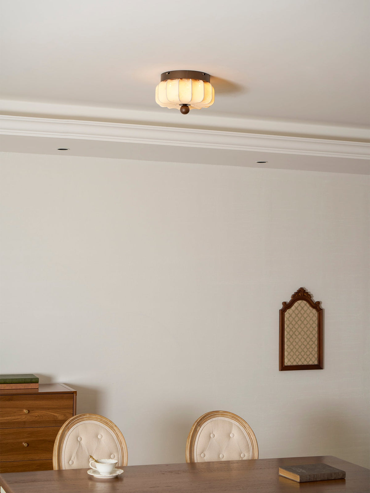 Plafón LED de tela y nogal Alcoba en un dormitorio sereno – imagen 15