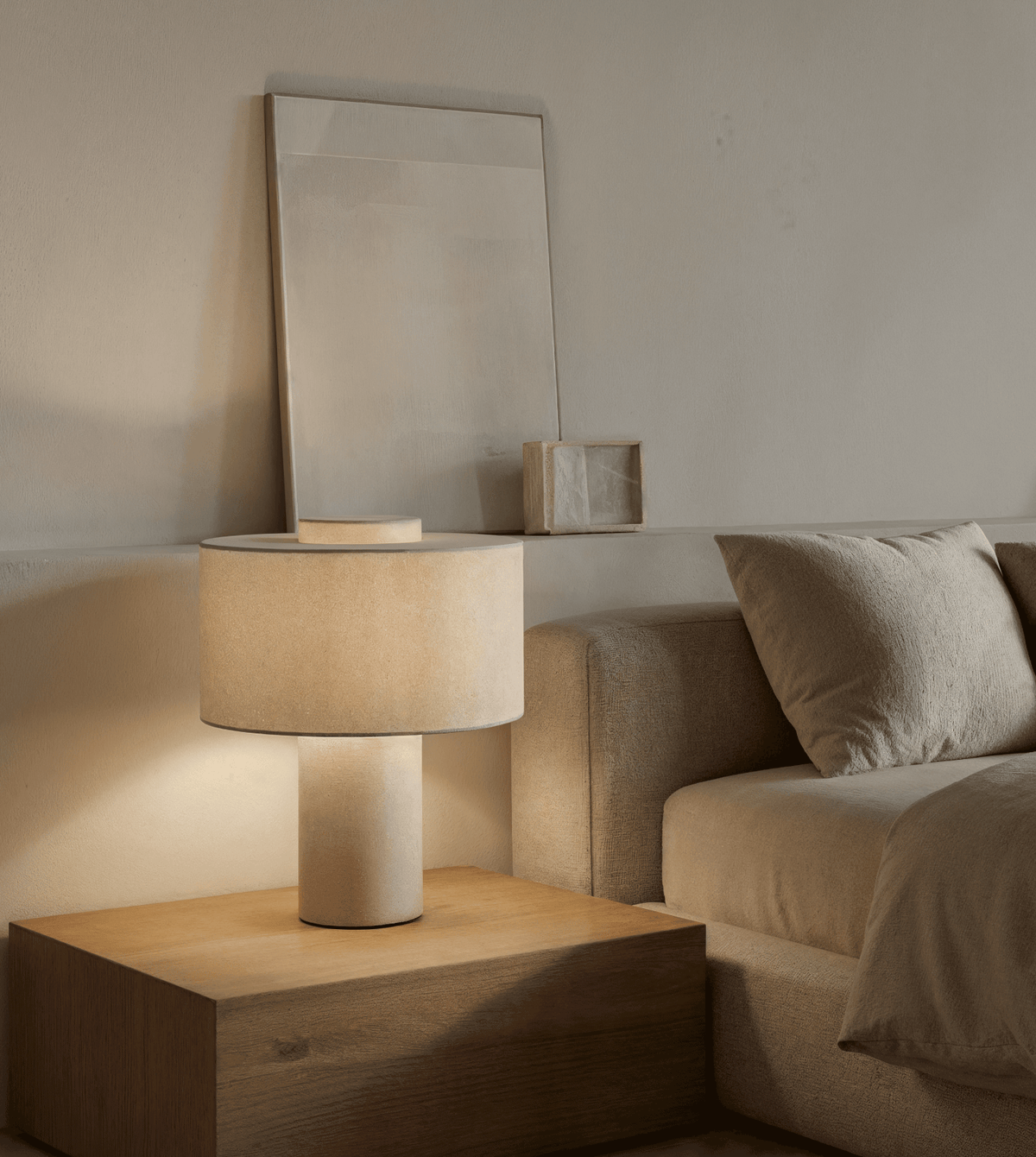 Lámpara de mesa de lino Matisa en un salón de tonos naturales – imagen 2