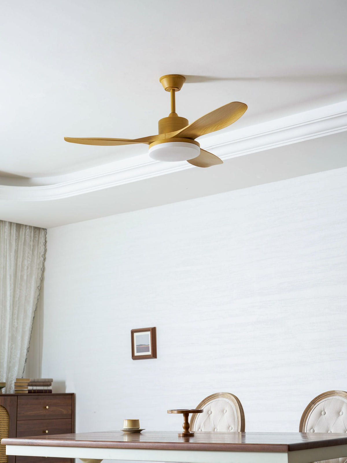 Ventilador de techo con luz Fresnia en un salón natural – imagen 13