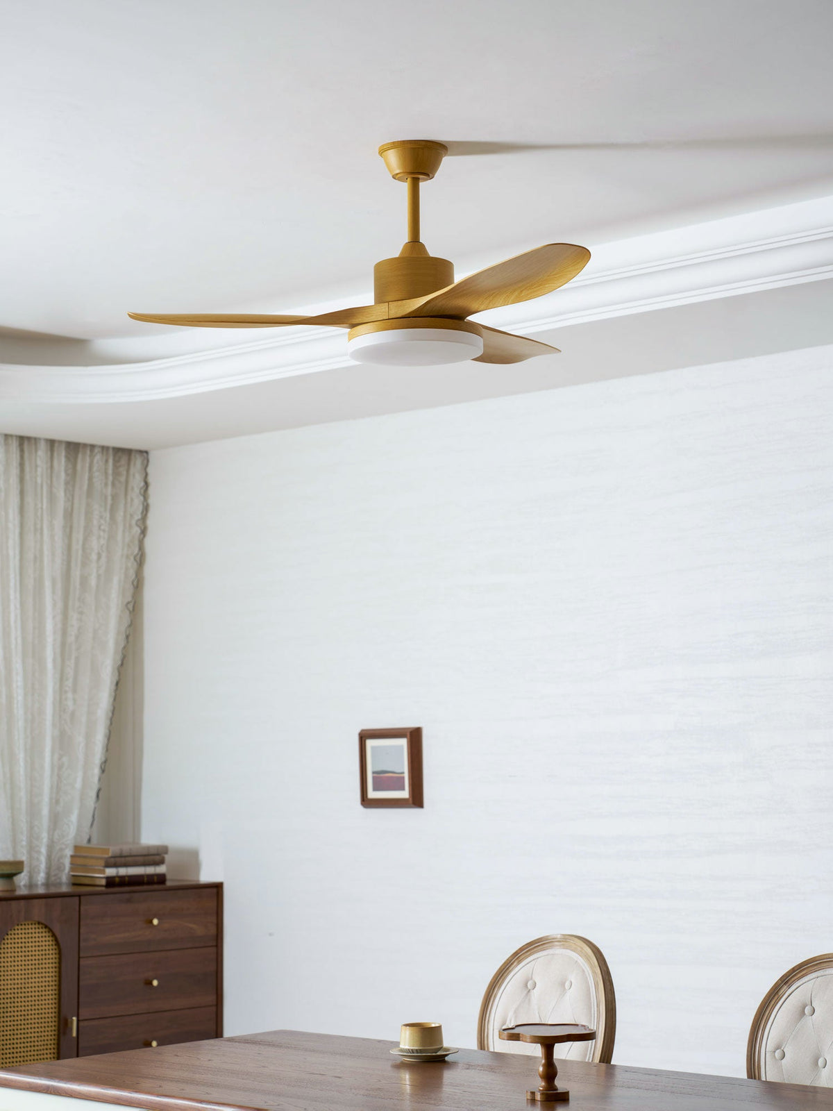 Ventilador de techo con luz Fresnia en un salón natural – imagen 14