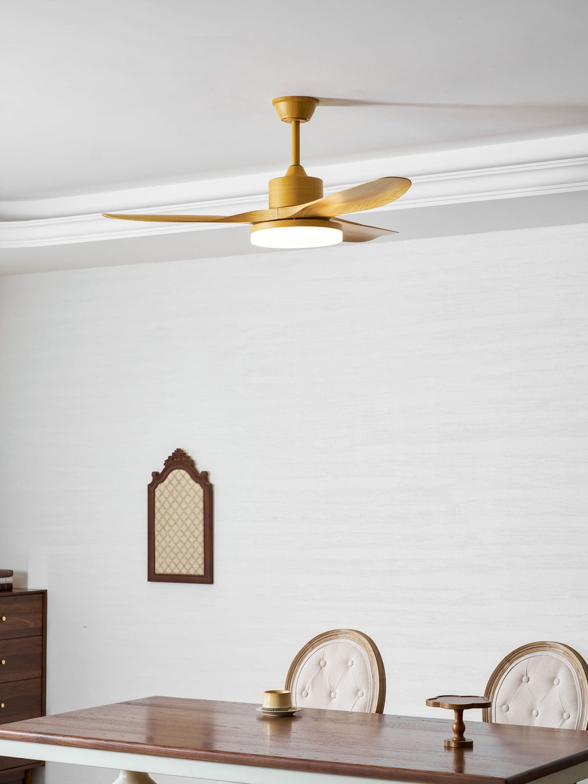 Ventilador de techo con luz Fresnia en un salón natural – imagen 16