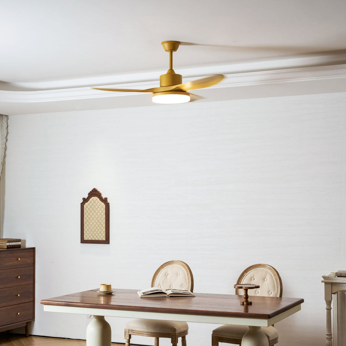 Ventilador de techo con luz Fresnia en un salón natural – imagen 3