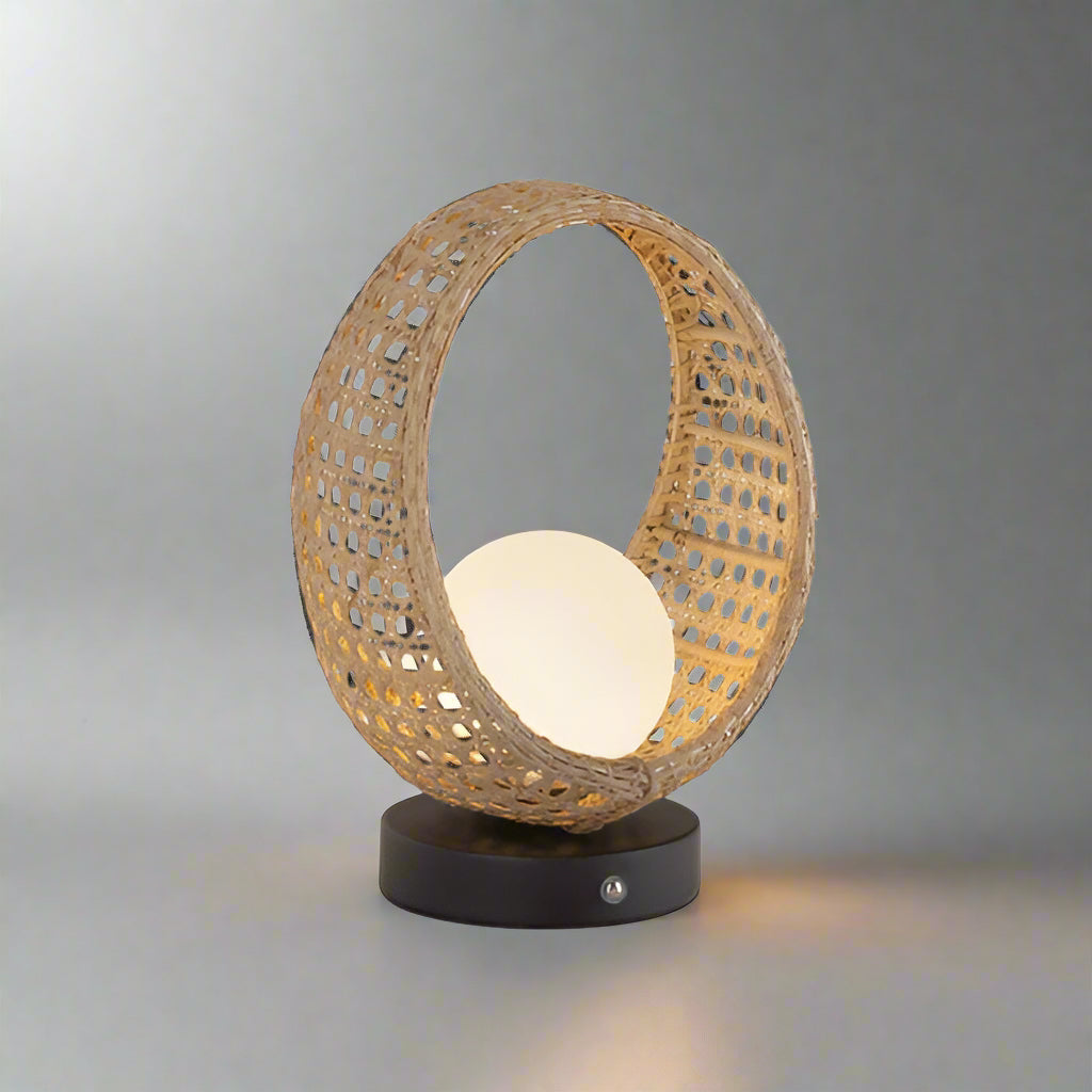 Lámpara de mesa recargable de ratán Cestela – vista principal