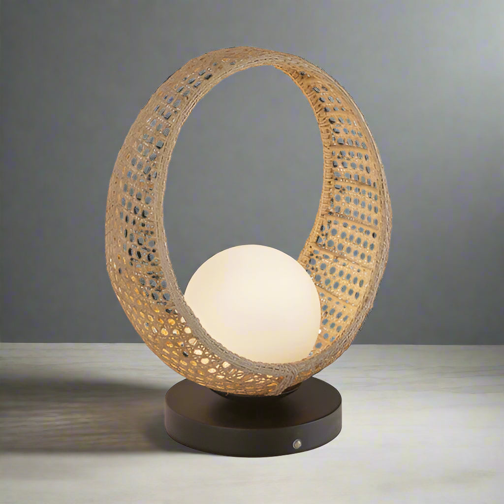 Cestela - Lámpara de Mesa Recargable de Ratán Natural con Globo Opal