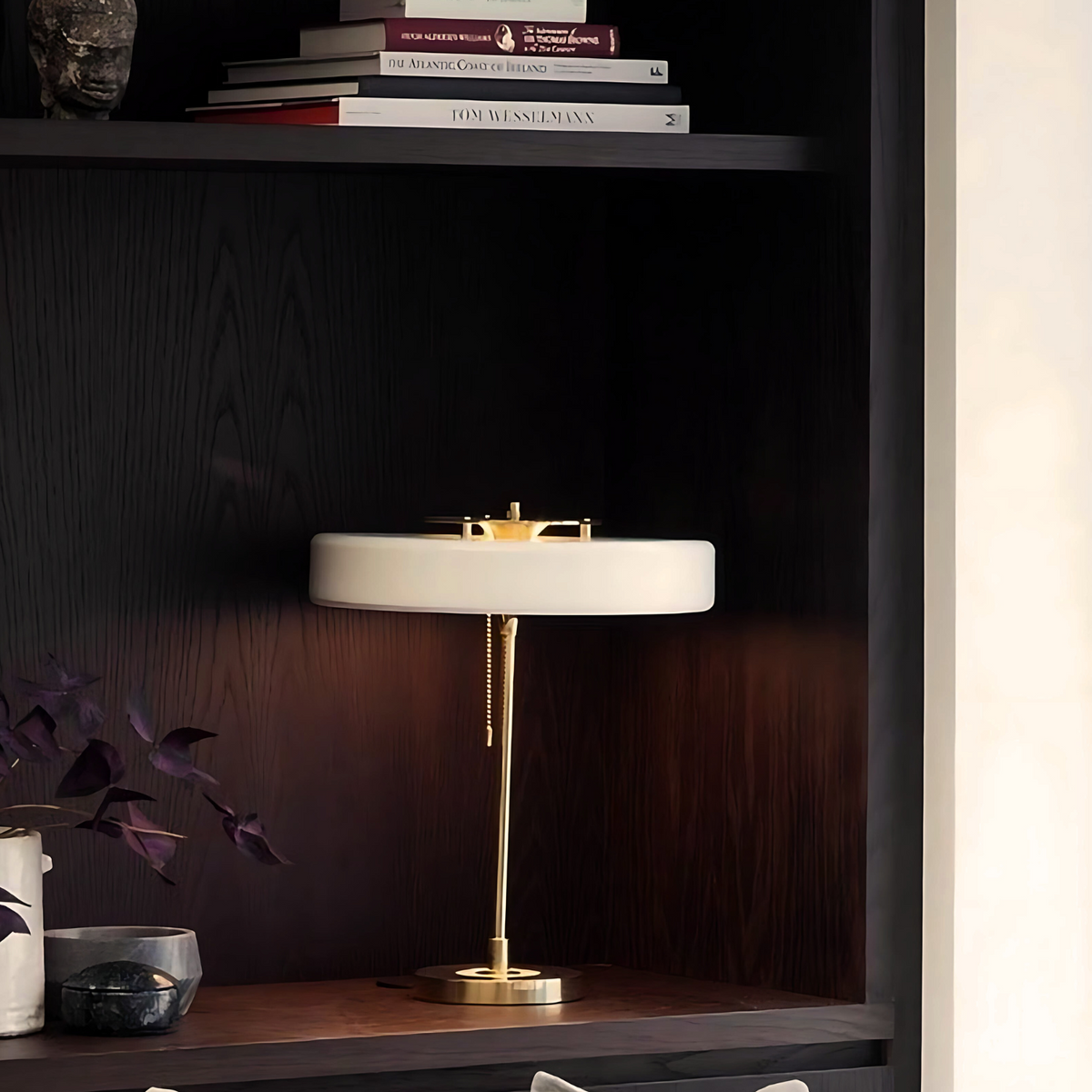 Lámpara de mesa Girola con pantalla de disco en un interior elegante – imagen 3