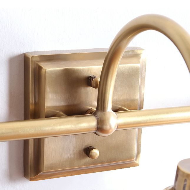 Aplique de pared Yarela con cristal estriado y latón – detalle de la placa de pared