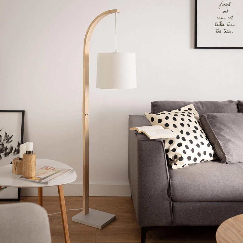 Lámpara de pie de madera Telmira con pantalla colgante blanca – vista principal