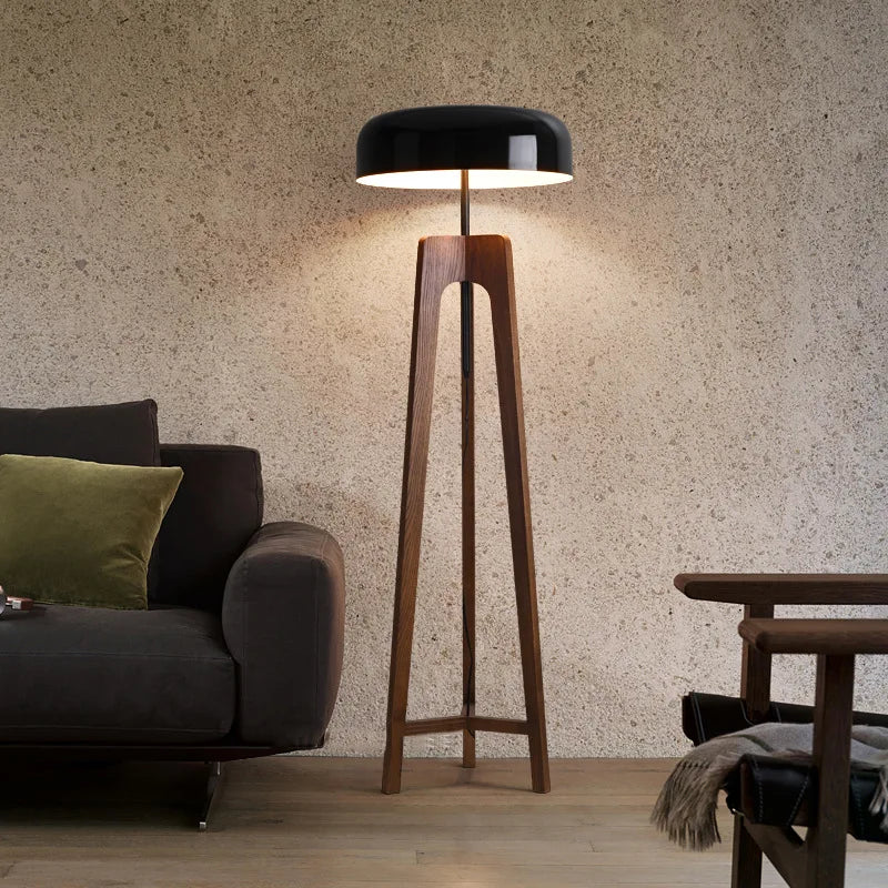 Lámpara de pie trípode Usiba de madera y negro – vista principal
