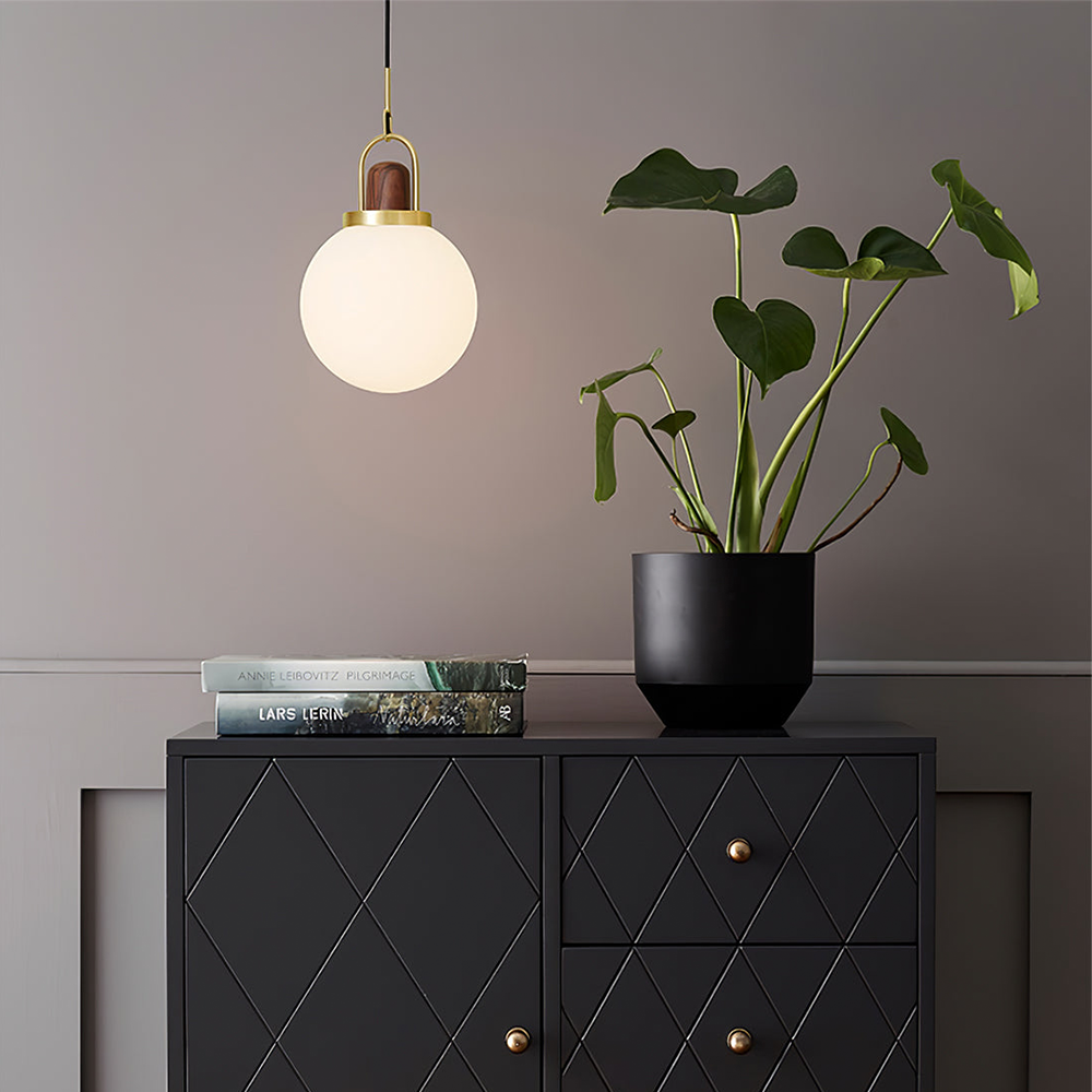 Lámpara Colgante de Vidrio con Acabado Dorado y Madera de Nogal – Diseño Elegante para Comedor y Sala de Estar 1