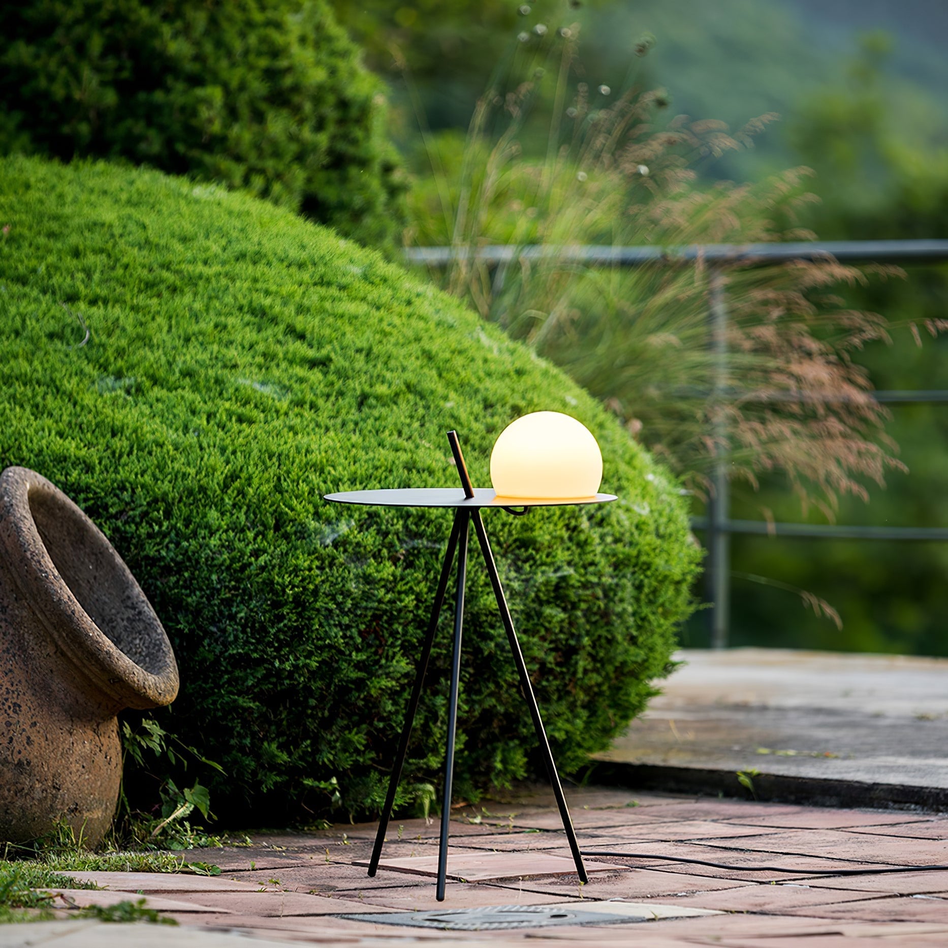 Lámpara Solar Exterior Tripode con Mesa Auxiliar y Control Remoto – Luz LED Resistente al Agua para Jardín y Patio 8