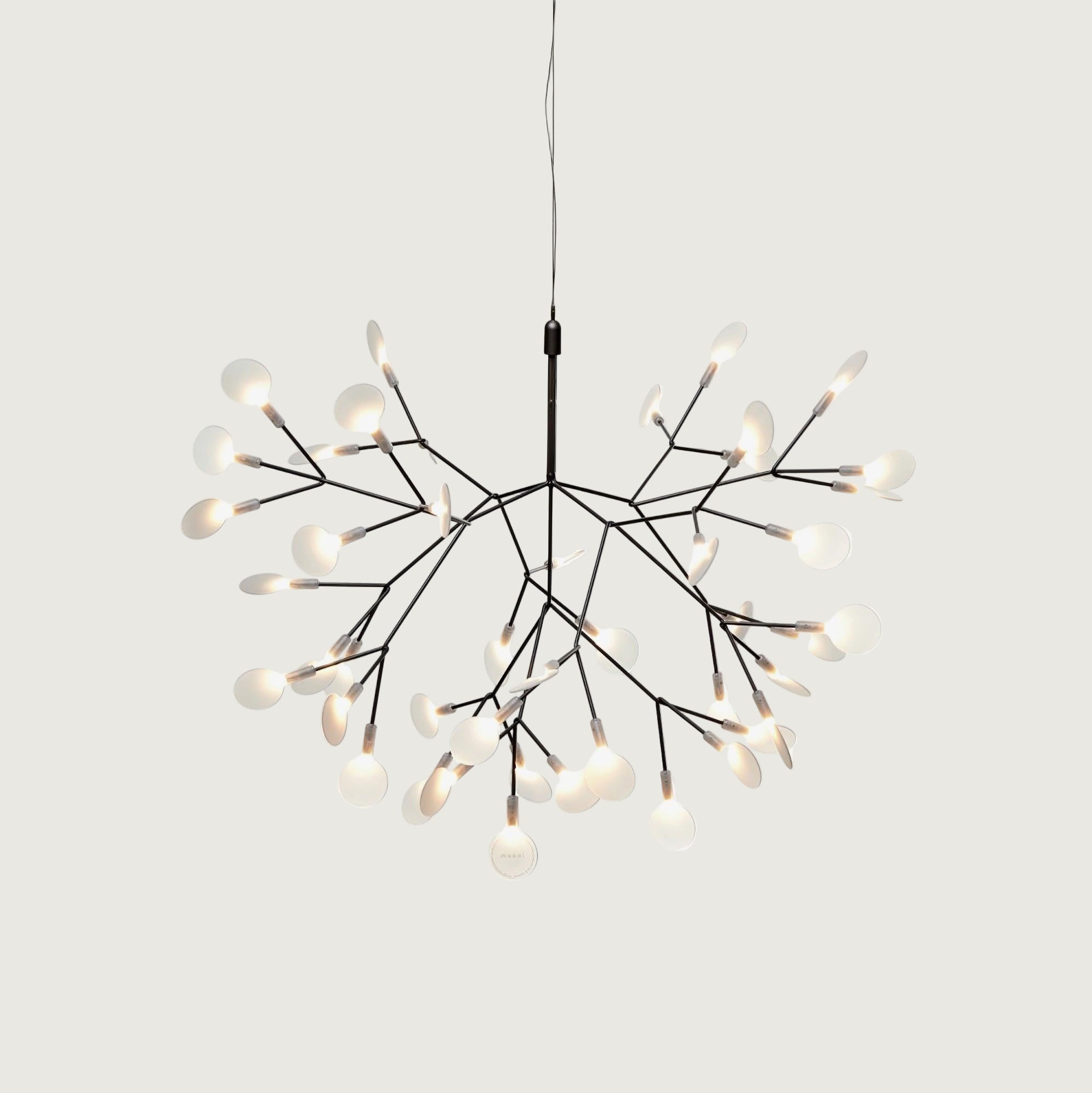 Lámpara de Araña LED Negra Floral con Control Remoto, Tamaños Personalizables y Compatible con Techos Inclinados 1