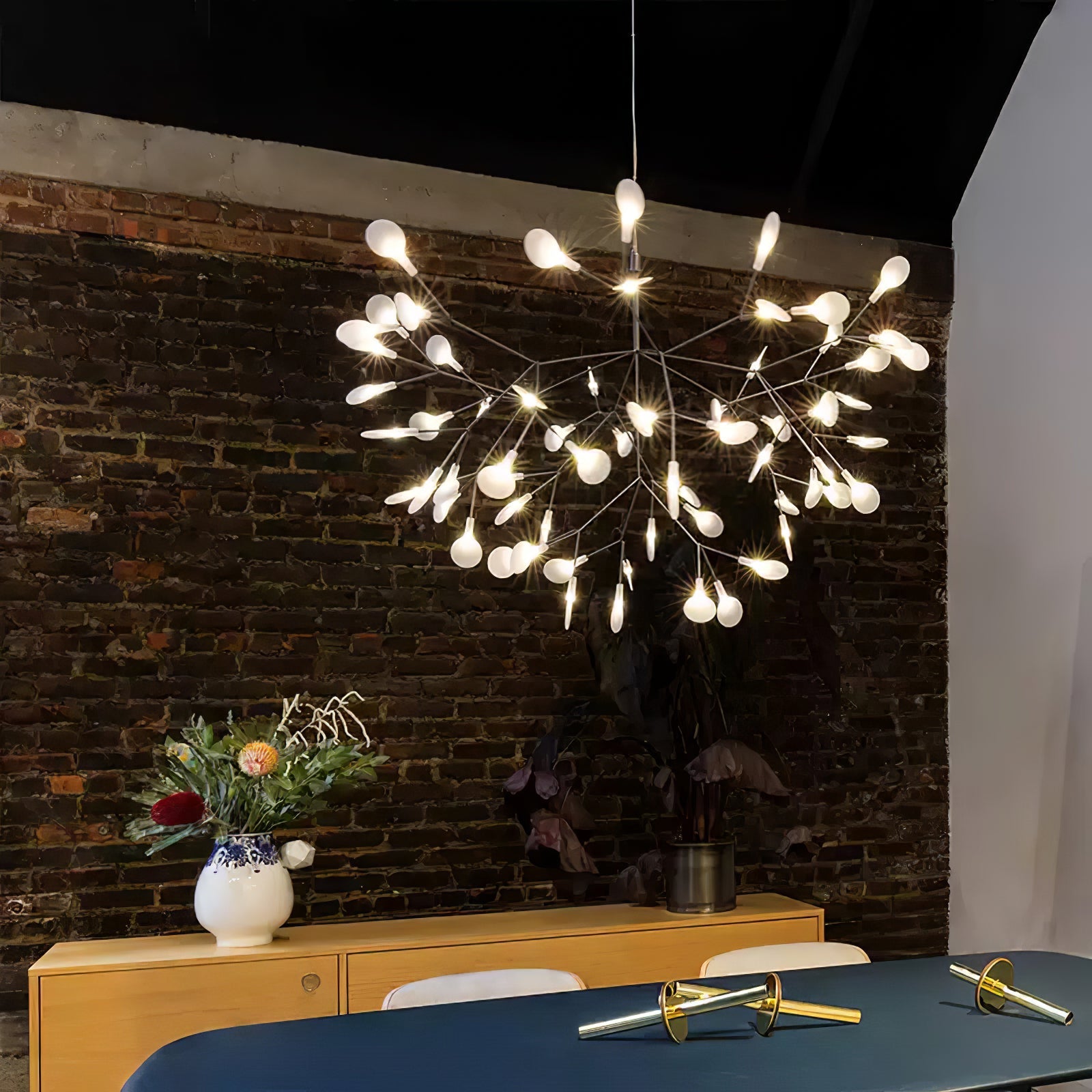 Lámpara de Araña LED Negra Floral con Control Remoto, Tamaños Personalizables y Compatible con Techos Inclinados 3