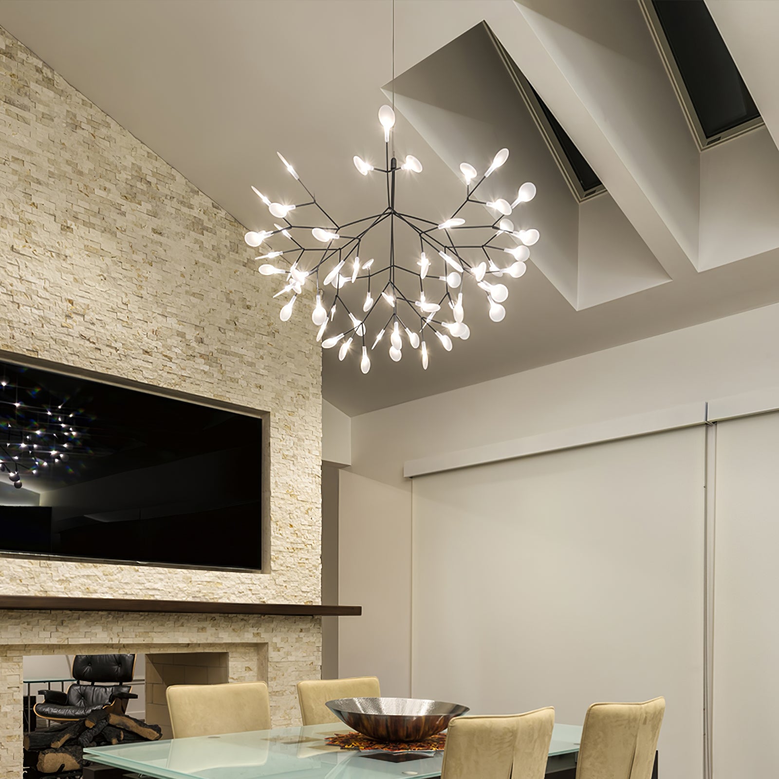 Lámpara de Araña LED Negra Floral con Control Remoto, Tamaños Personalizables y Compatible con Techos Inclinados 4