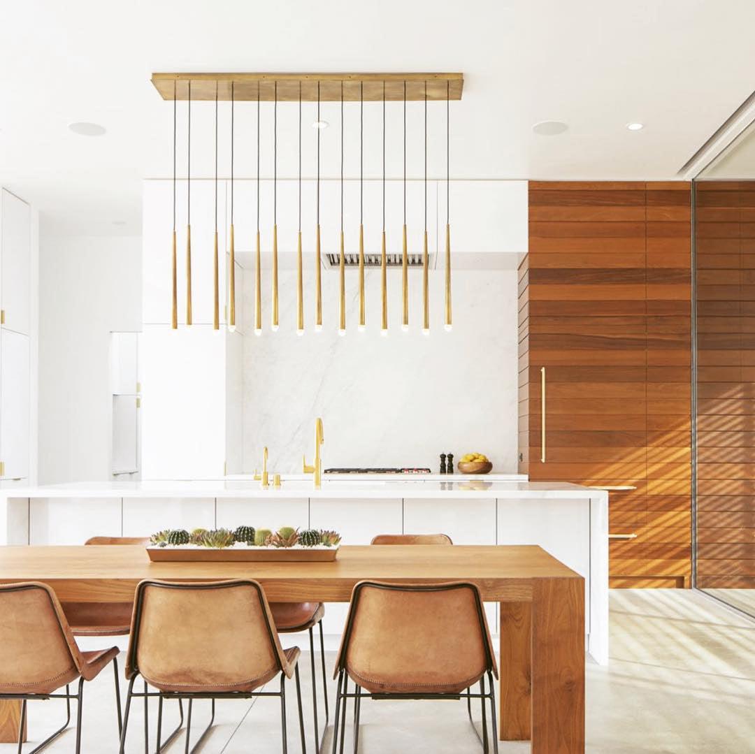 Lámpara de Araña Minimalista de Bronce con Pantallas de Cristal – Diseño Contemporáneo y Elegante 2