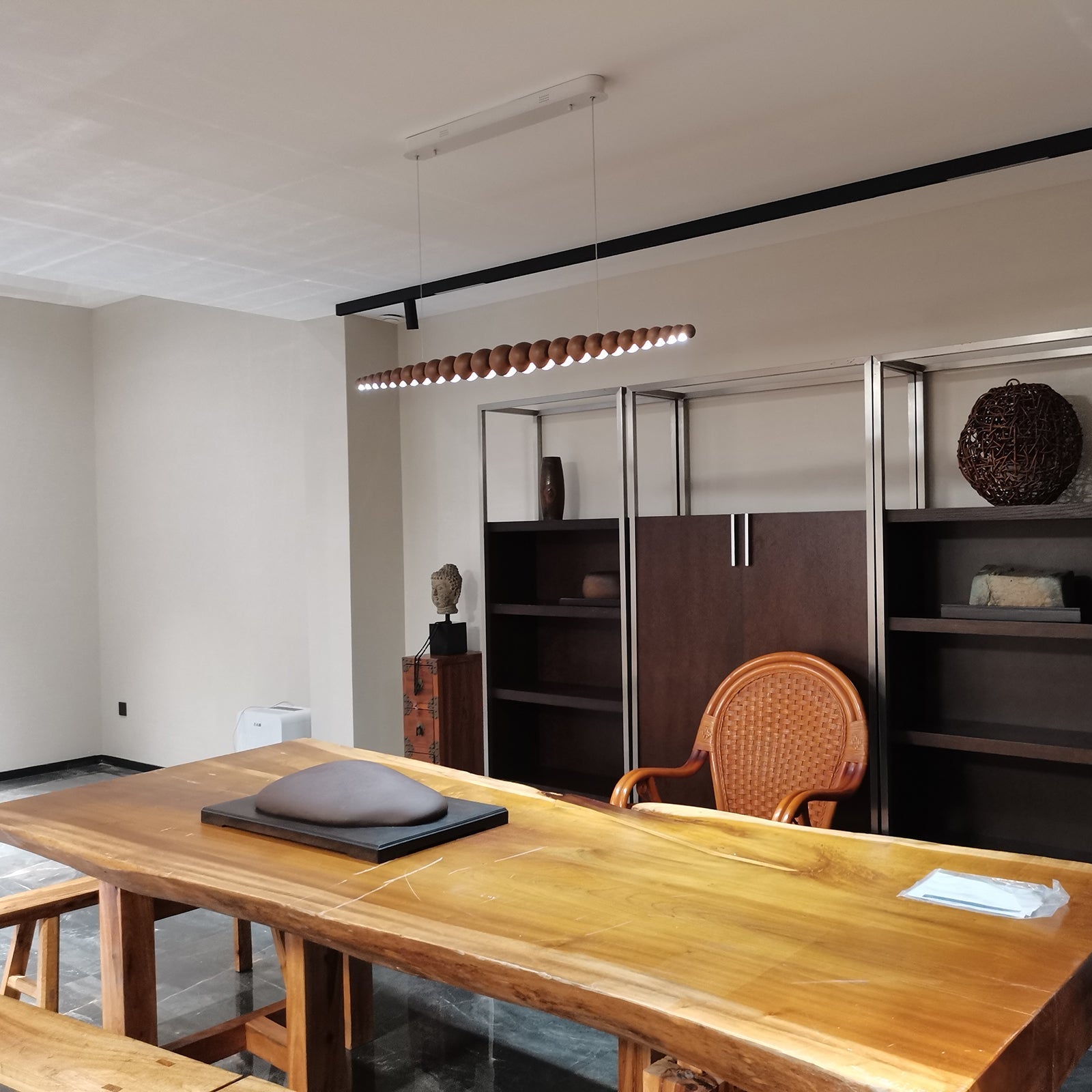Lámpara de Araña Moderna Ajustable con Bombillas Esféricas en Negro Mate y Nogal – Diseño Elegante para Interiores 6