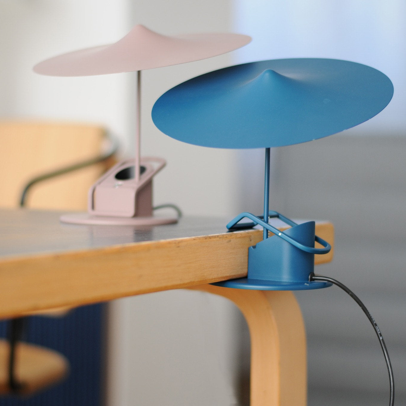 Lámpara de Mesa Ajustable de Aluminio con LED y Diseño Moderno - Varios Colores 8