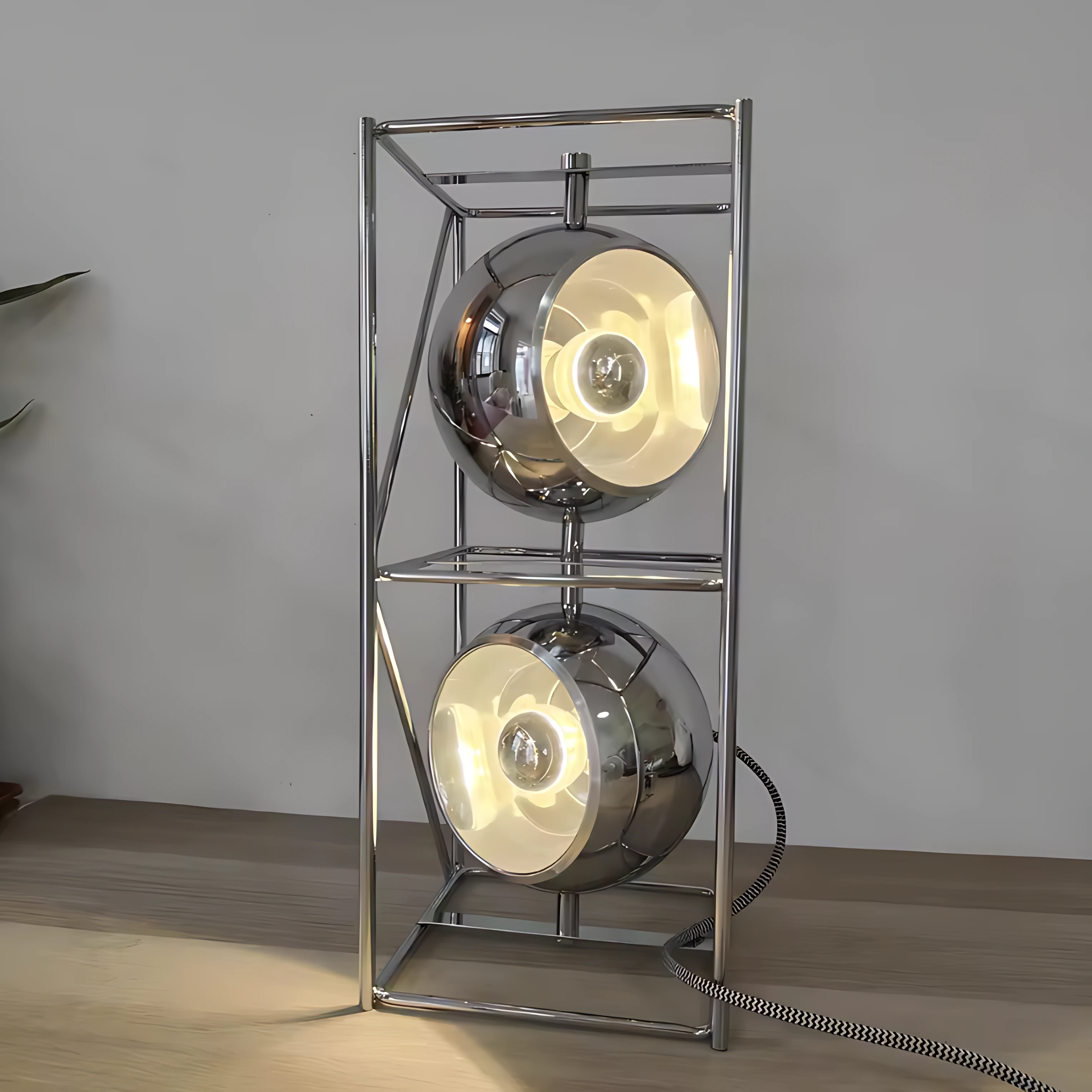 Lámpara de Mesa Ajustable de Esferas de Cromo con Diseño Bauhaus – Iluminación Cálida y Estilo Minimalista 3