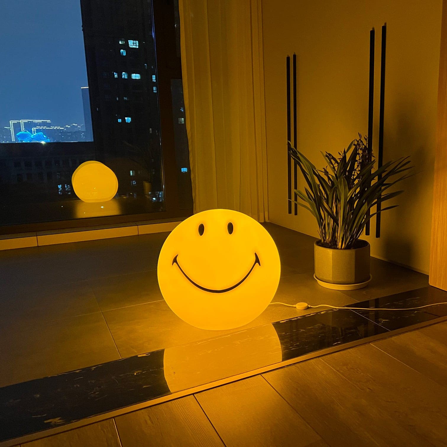 Lámpara de Mesa Amarilla Dimmable con LED – Diseño Divertido y Acogedor 3