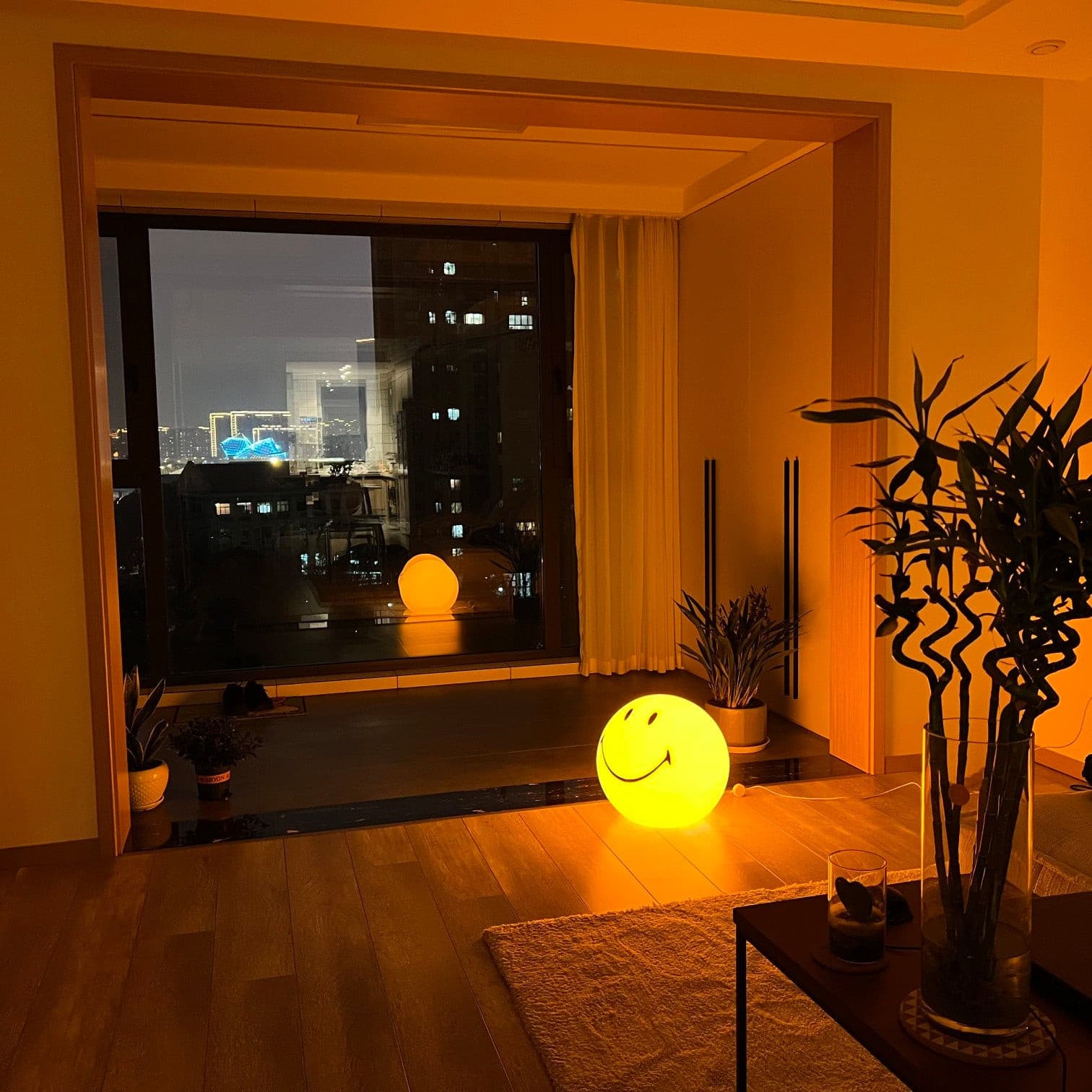 Lámpara de Mesa Amarilla Dimmable con LED – Diseño Divertido y Acogedor 4