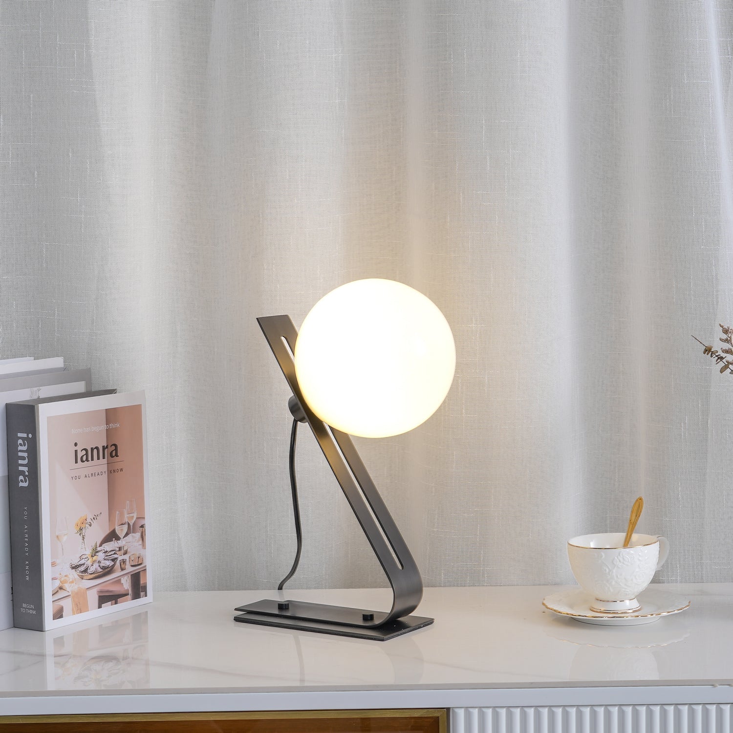 Lámpara de Mesa Arandela de Cristal Blanco y Acero Brillante – Iluminación Elegante para Escritorios y Mesitas de Noche 2