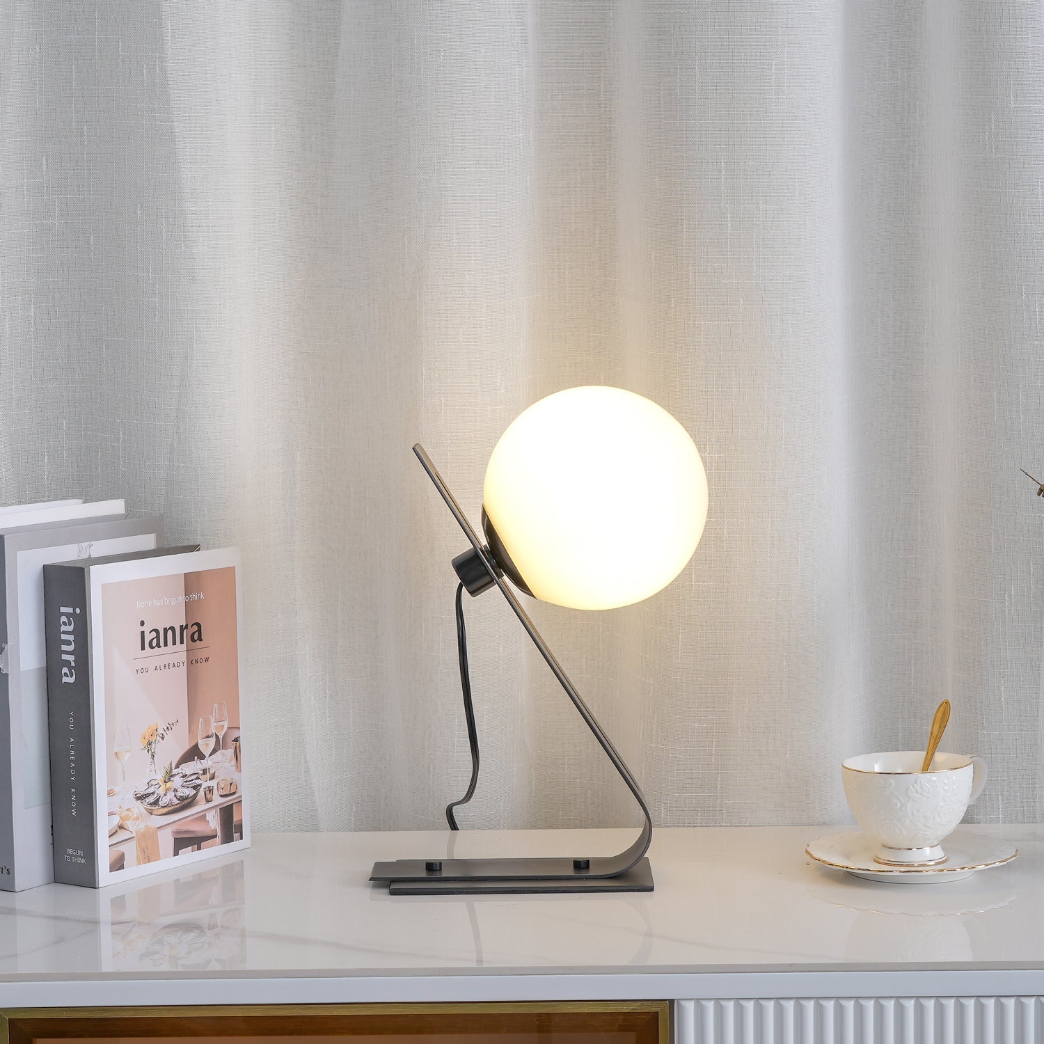 Lámpara de Mesa Arandela de Cristal Blanco y Acero Brillante – Iluminación Elegante para Escritorios y Mesitas de Noche 3