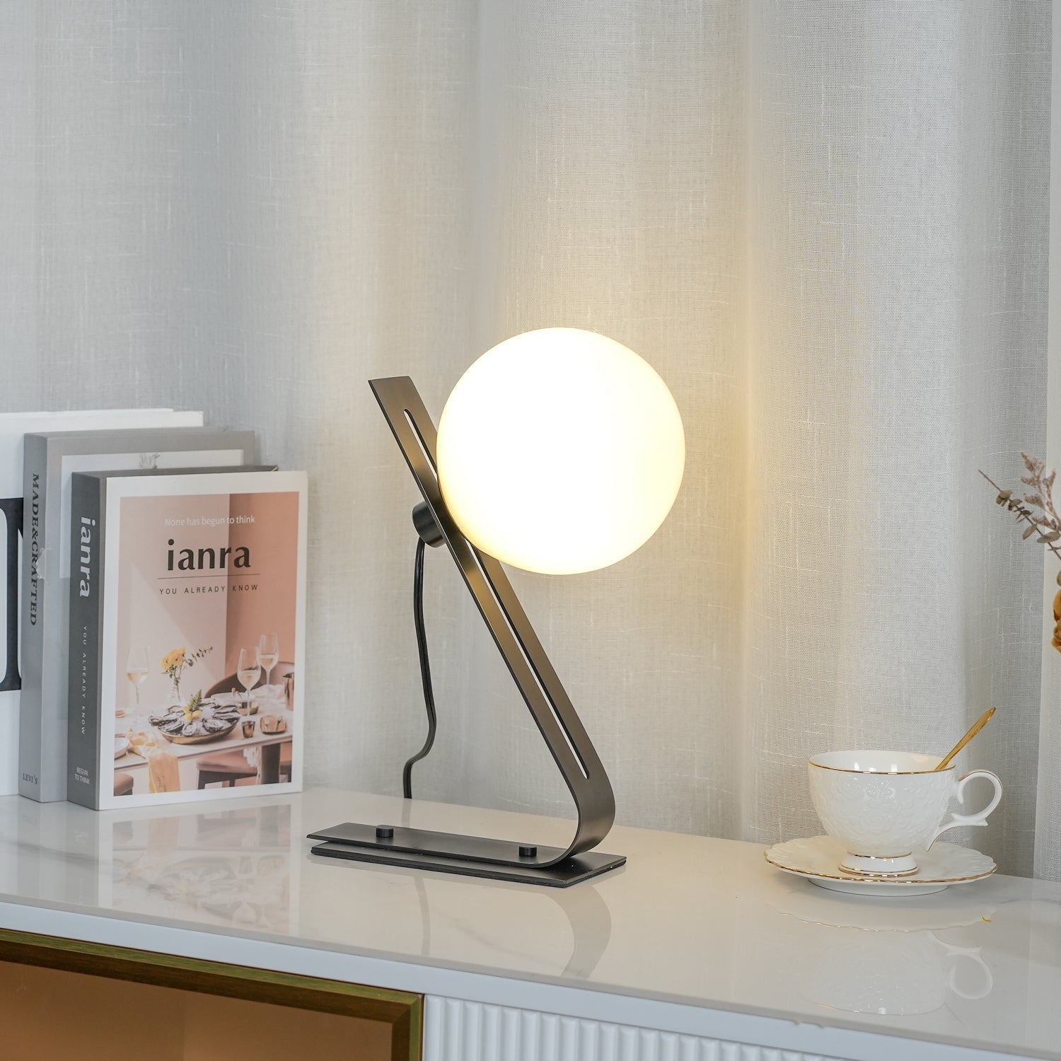 Lámpara de Mesa Arandela de Cristal Blanco y Acero Brillante – Iluminación Elegante para Escritorios y Mesitas de Noche 4
