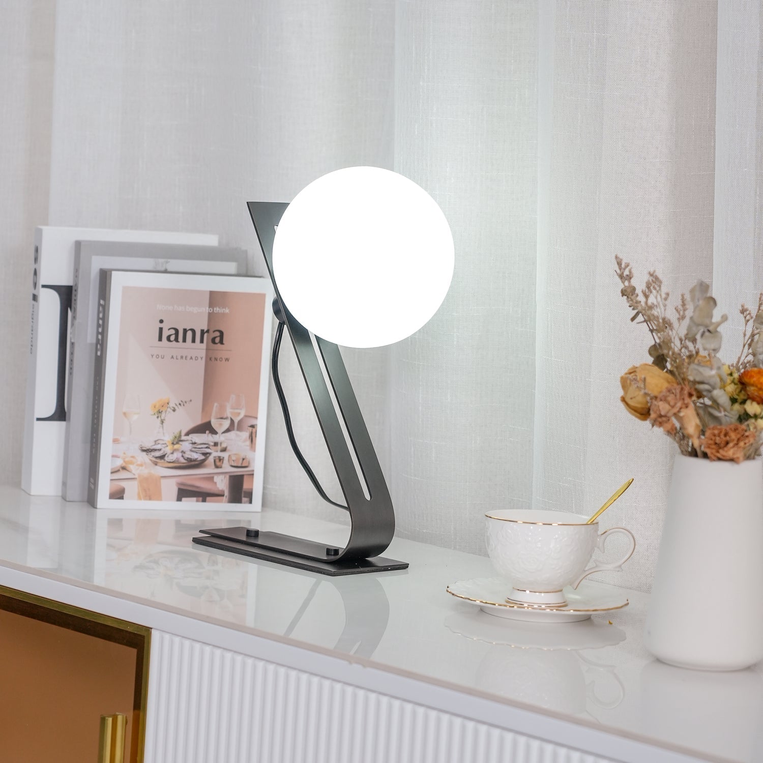 Lámpara de Mesa Arandela de Cristal Blanco y Acero Brillante – Iluminación Elegante para Escritorios y Mesitas de Noche 5