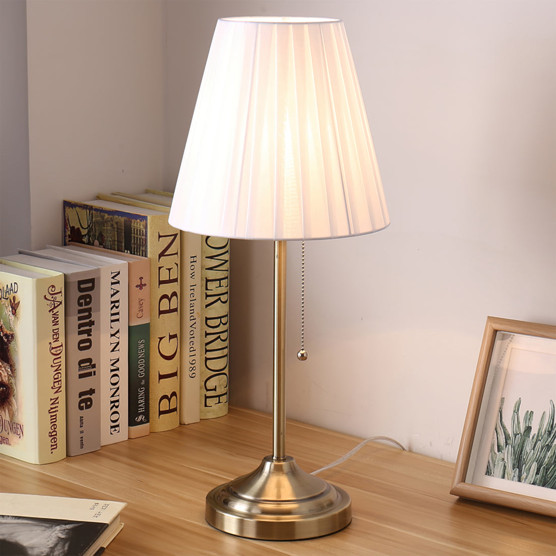 Lámpara de Mesa Arstid con Pantalla de Tela y Base de Metal – Luz Cálida y Estilo Moderno 2
