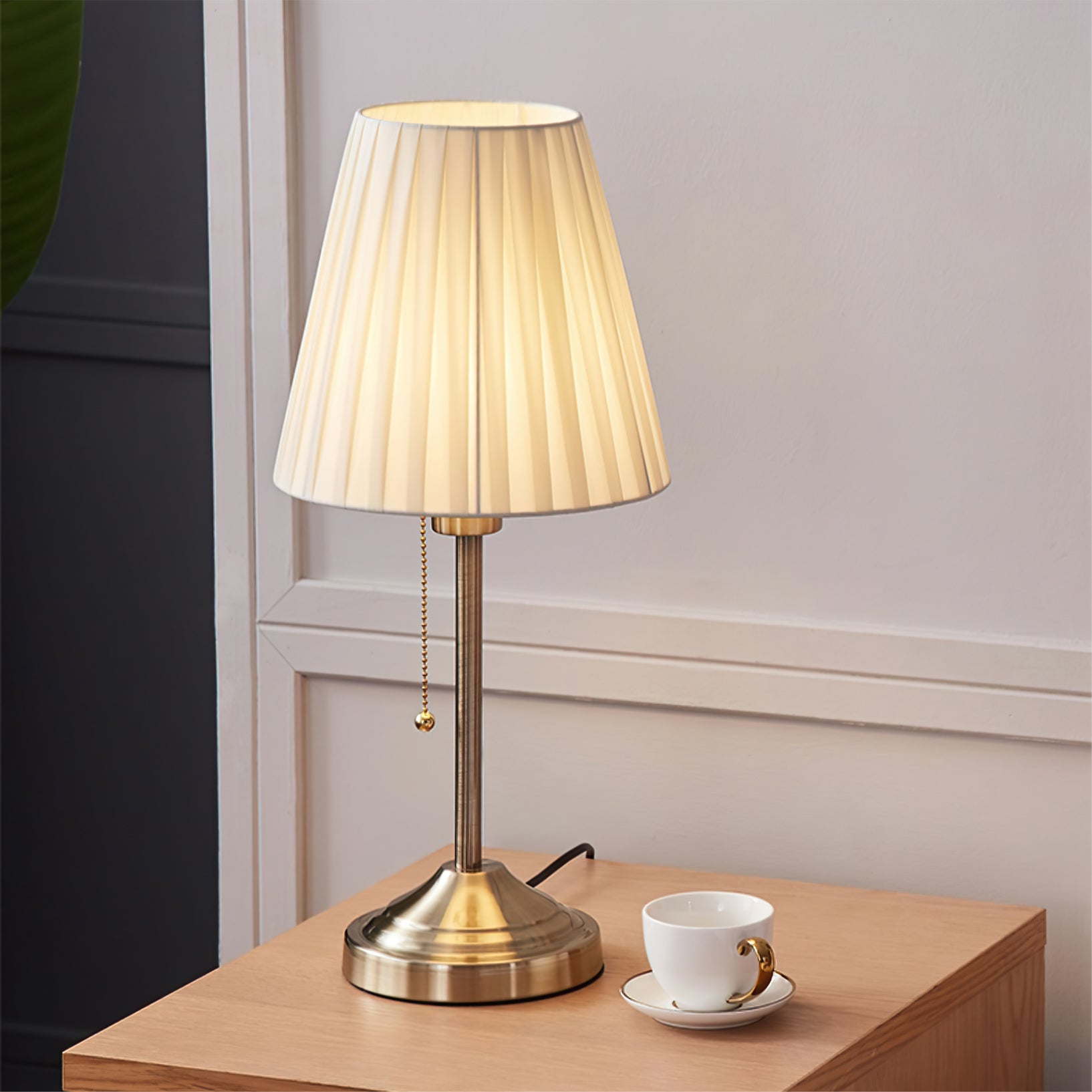Lámpara de Mesa Arstid con Pantalla de Tela y Base de Metal – Luz Cálida y Estilo Moderno 3