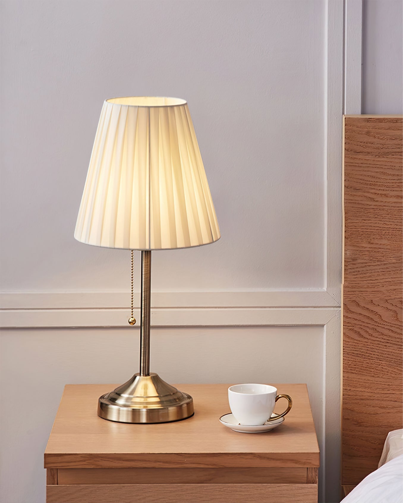 Lámpara de Mesa Arstid con Pantalla de Tela y Base de Metal – Luz Cálida y Estilo Moderno 4