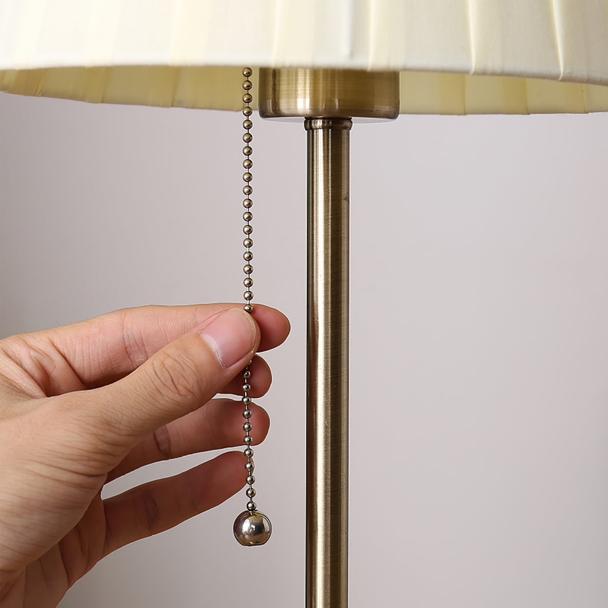 Lámpara de Mesa Arstid con Pantalla de Tela y Base de Metal – Luz Cálida y Estilo Moderno 5