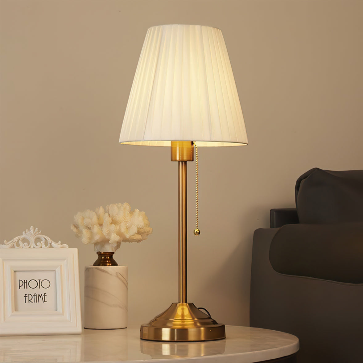 Lámpara de Mesa Arstid con Pantalla de Tela y Base de Metal – Luz Cálida y Estilo Moderno 6
