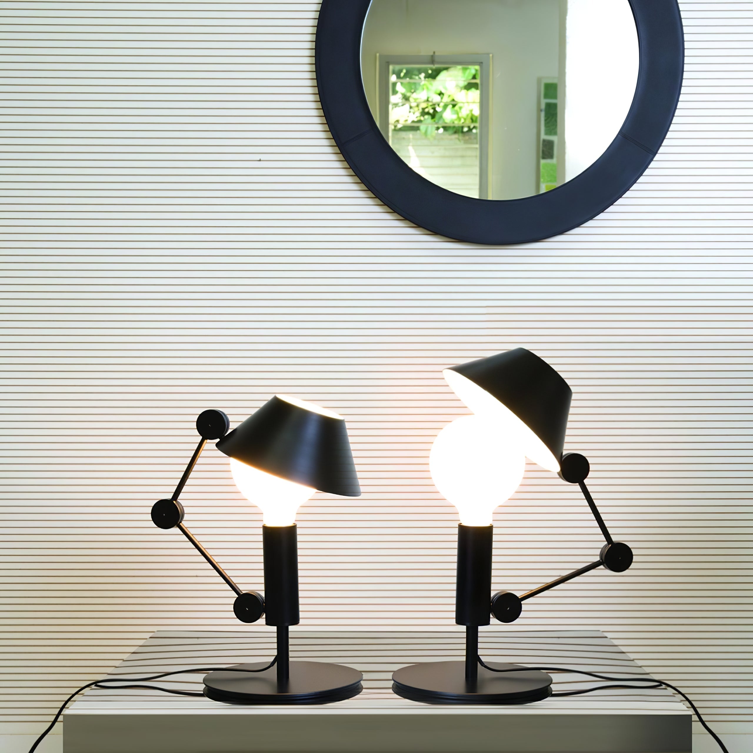 Lámpara de Mesa Articulada en Metal Negro con Pantalla Blanca – Estilo Gótico 2