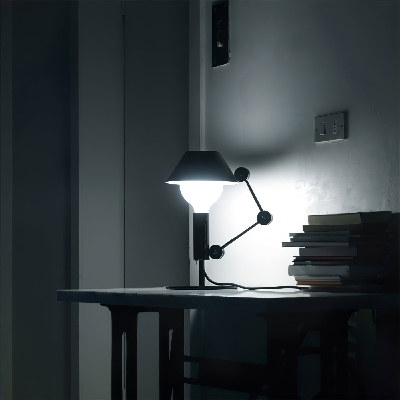 Lámpara de Mesa Articulada en Metal Negro con Pantalla Blanca – Estilo Gótico 4