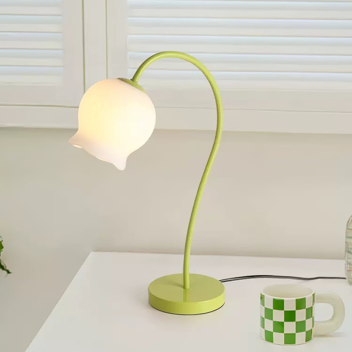 Lámpara de Mesa Bell Orchid en Color Natural con Pantalla Blanca - Estilo Moderno 3
