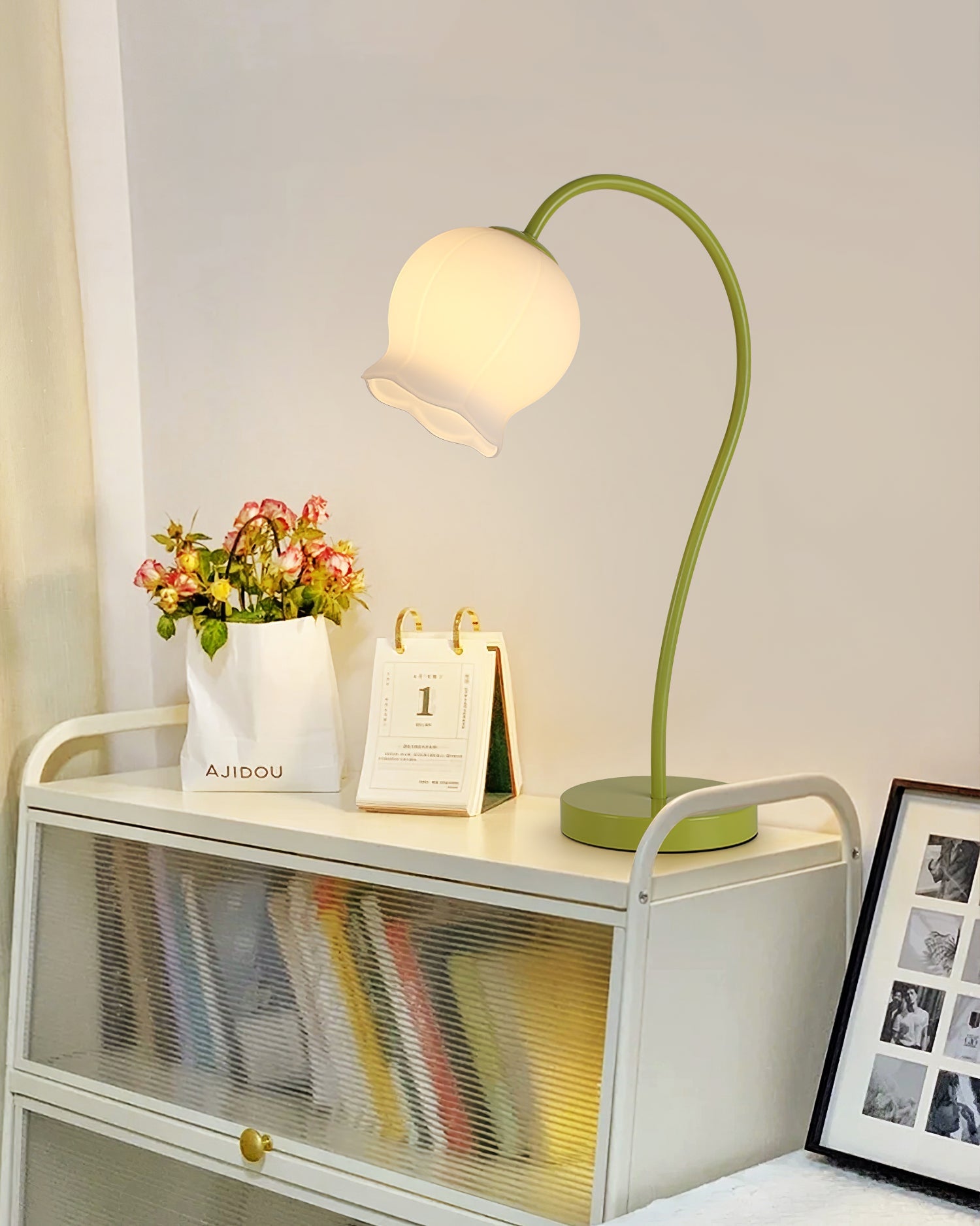 Lámpara de Mesa Bell Orchid en Color Natural con Pantalla Blanca - Estilo Moderno 8