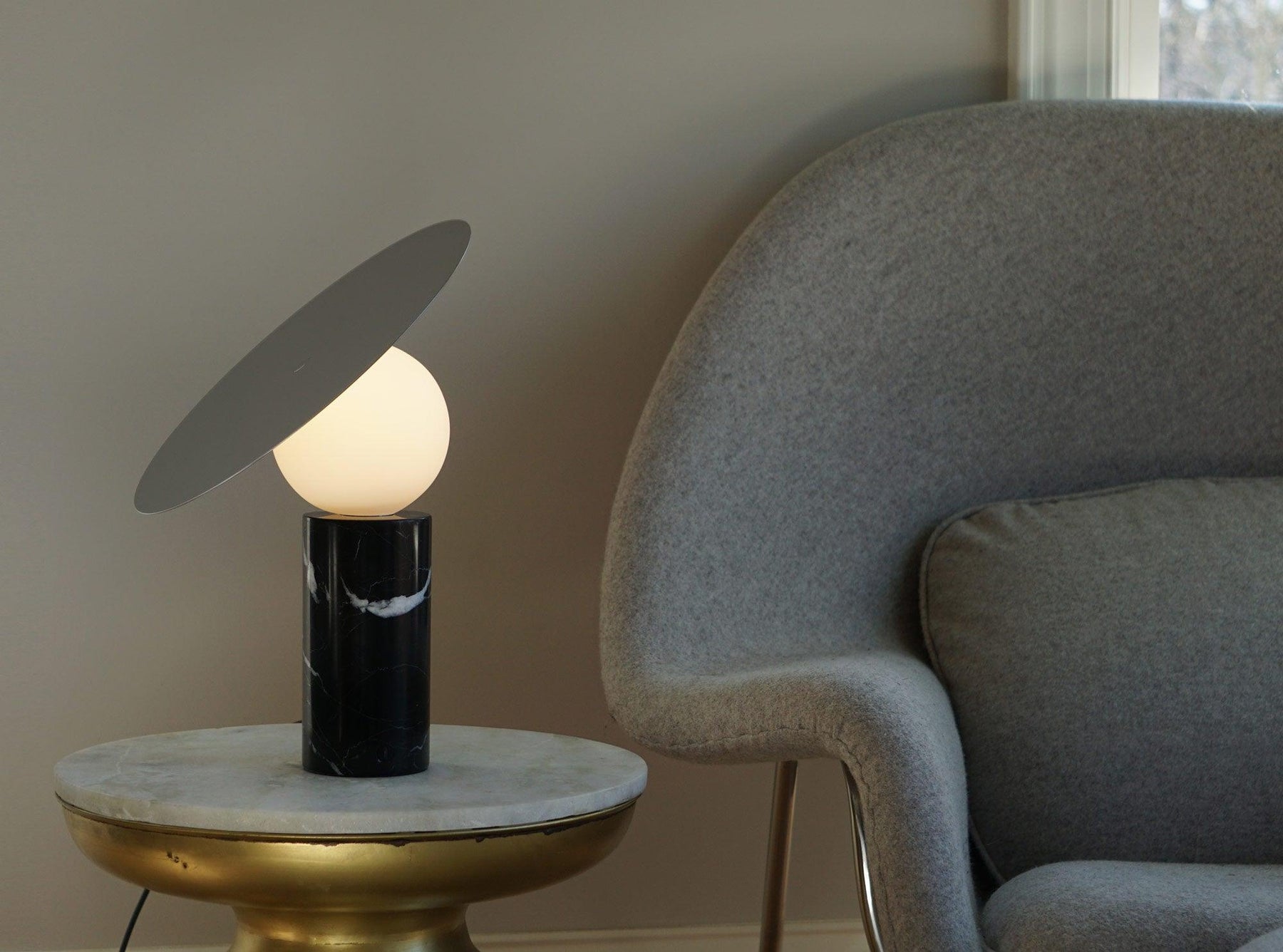 Lámpara de Mesa Bola Disc Moderna con Pantalla de Acero Inoxidable y Base de Mármol – Iluminación Elegante para Mesita de Noche 6