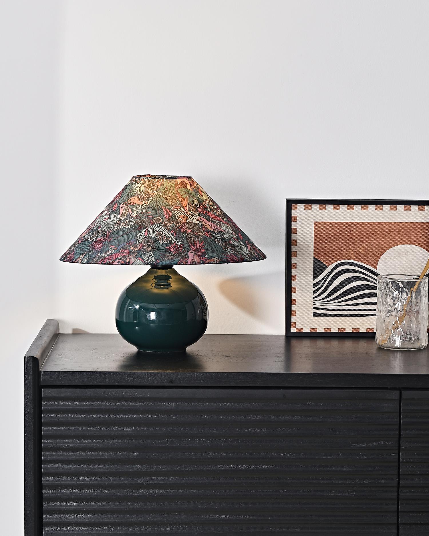 Lámpara de Mesa Botánica Kalinda Verde con Base de Cerámica y Pantalla Decorativa, Ideal para Mesita de Noche y Sobremesa 2