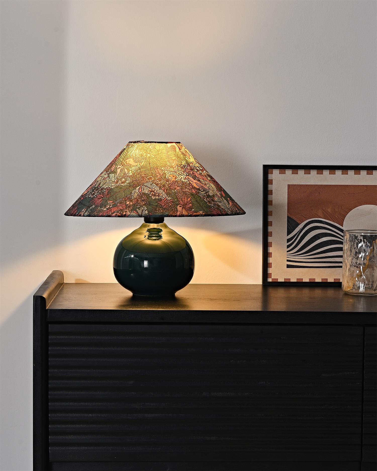 Lámpara de Mesa Botánica Kalinda Verde con Base de Cerámica y Pantalla Decorativa, Ideal para Mesita de Noche y Sobremesa 3