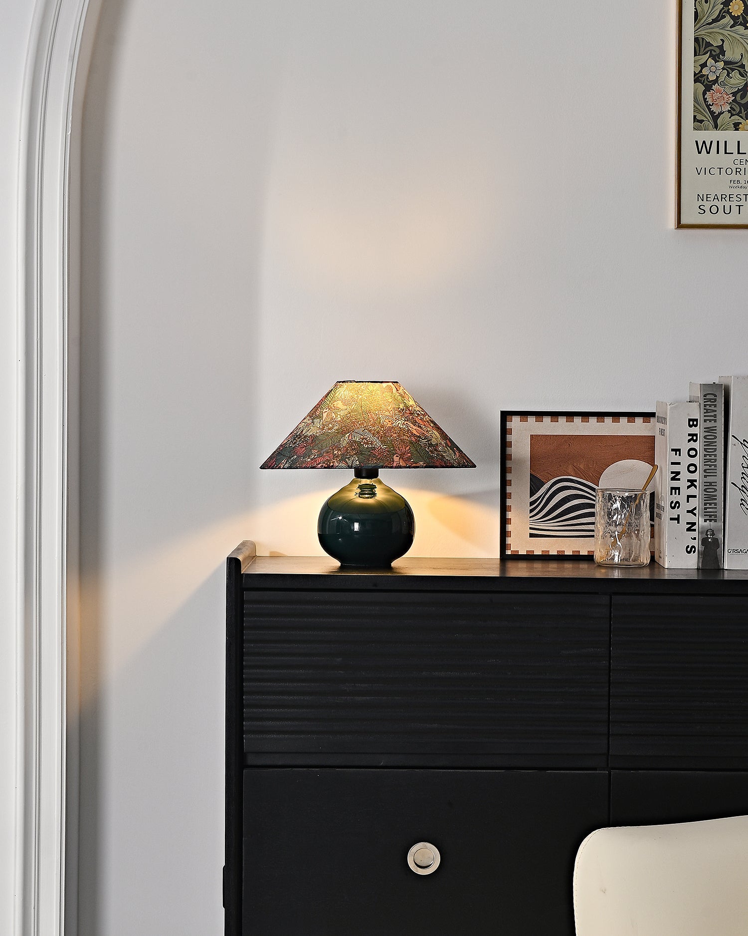 Lámpara de Mesa Botánica Kalinda Verde con Base de Cerámica y Pantalla Decorativa, Ideal para Mesita de Noche y Sobremesa 4