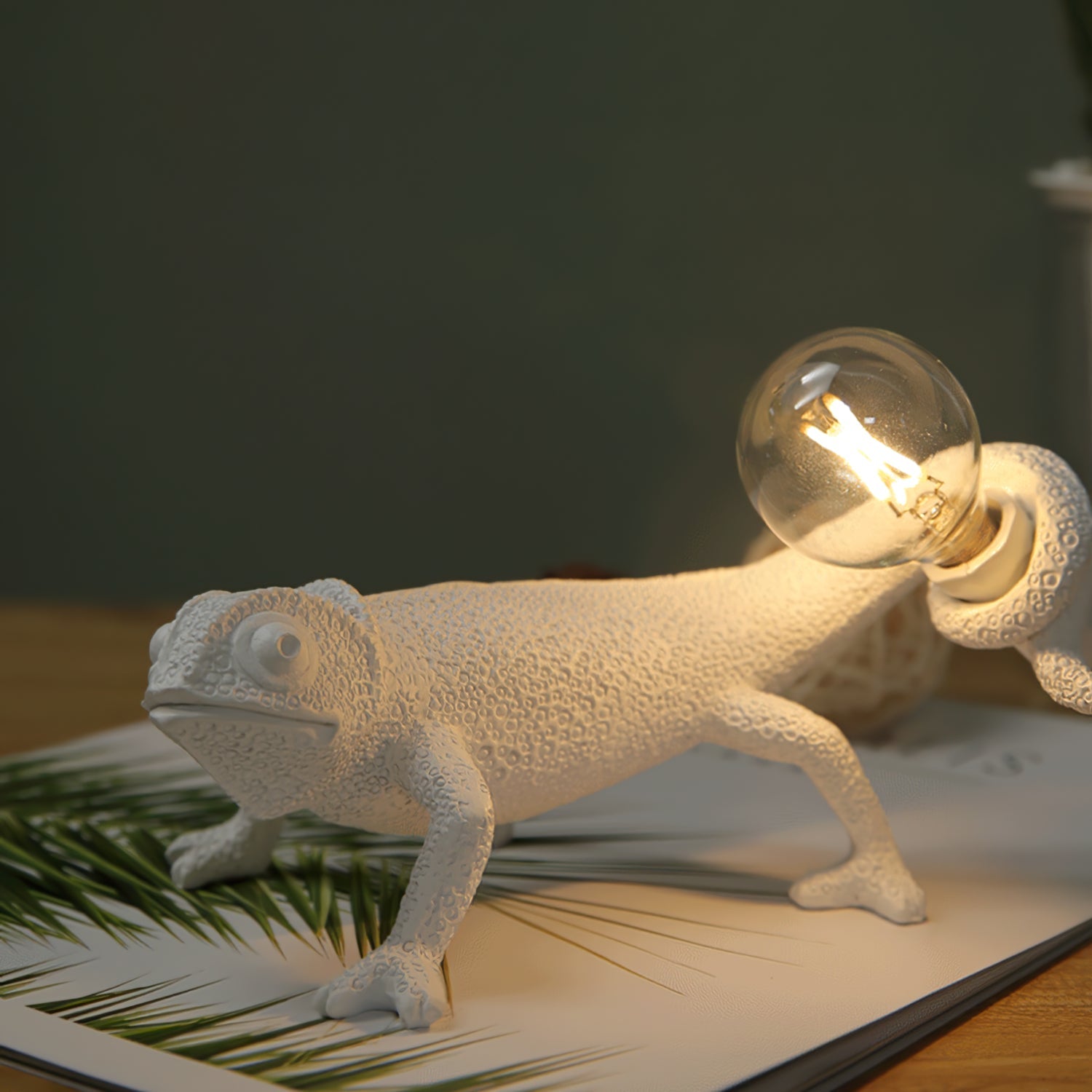 Lámpara de Mesa Camaleón de Resina con Luz LED – Diseño Único y Colorido para Interiores 2