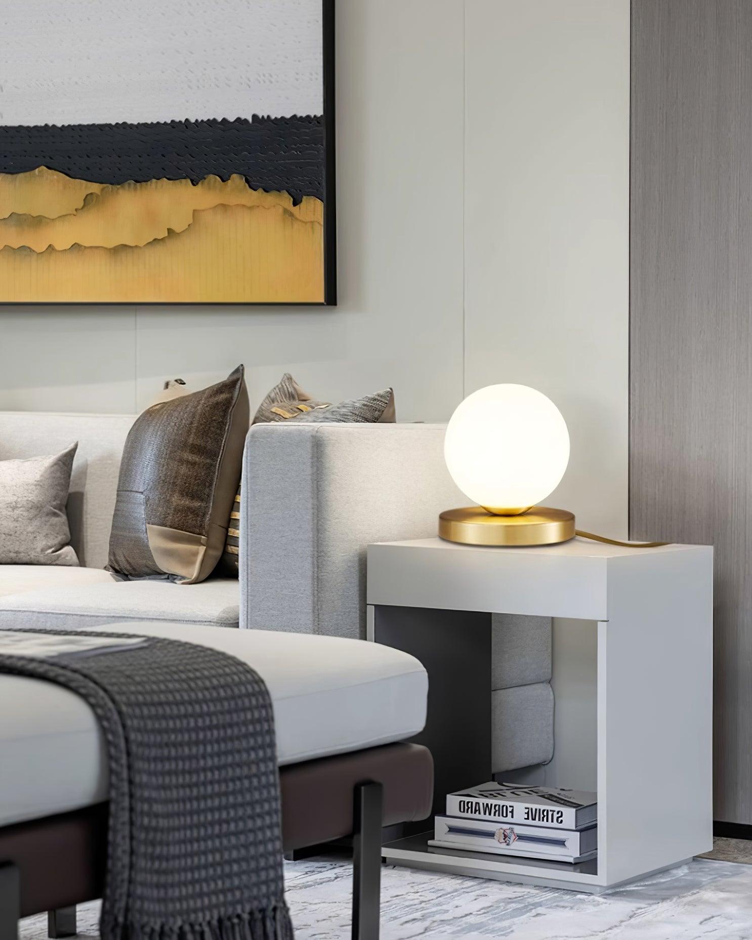 Lámpara de Mesa Chelsea de Vidrio Blanco y Cuerpo de Latón – Diseño Esférico y Elegante 4