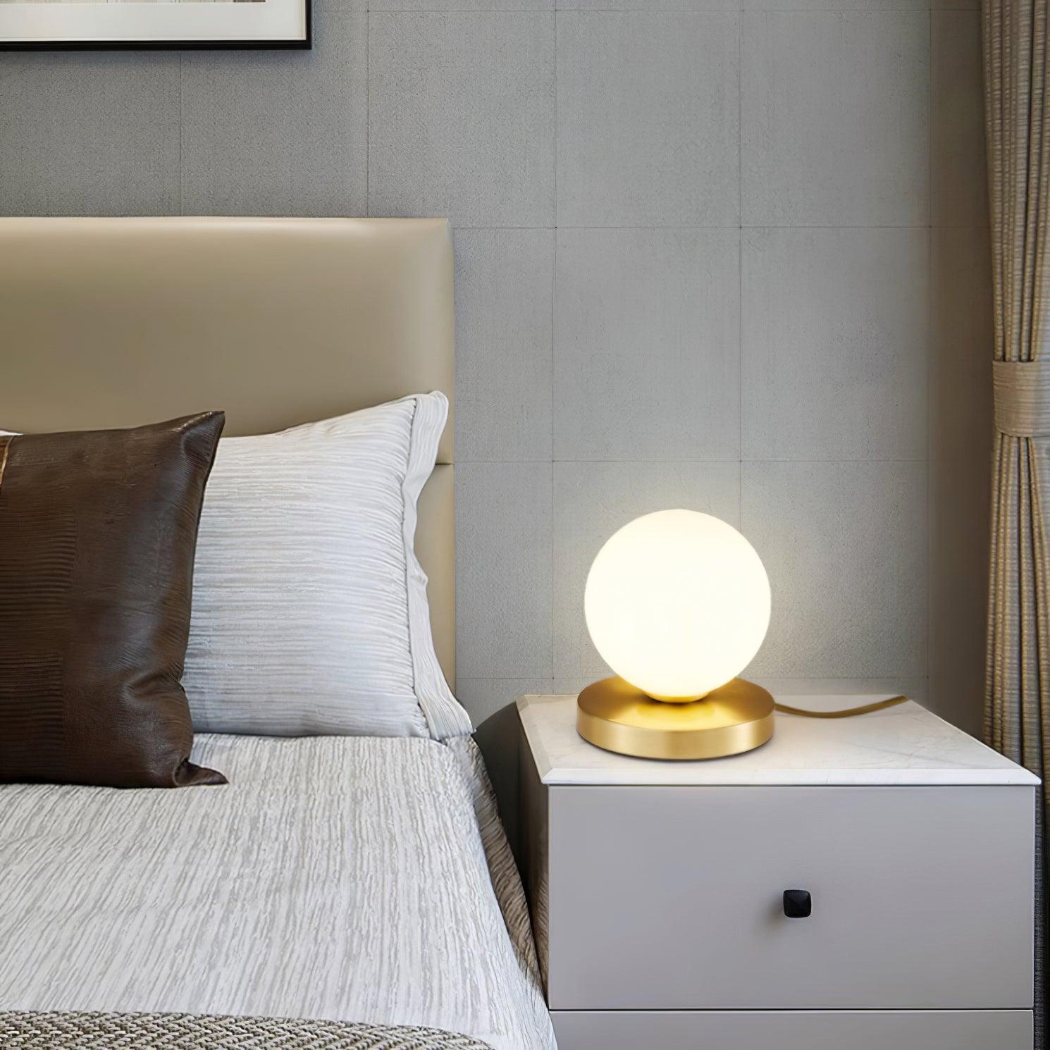 Lámpara de Mesa Chelsea de Vidrio Blanco y Cuerpo de Latón – Diseño Esférico y Elegante 7